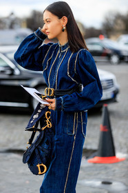 denim, denim jumpsuit, blue jumpsuit, used jumpsuits, zipped jumpsuit, long sleeves jumpsuit, belted jumpsuit, flare jumpsuits, loose jumpsuit, black leather belt, navy blue bag, used bag, hand bag, dior bag, dior jumpsuit, dior belt, dior ring, dior earrings, hand jewellery, plaited belt, golden buckle belt, fashion week, frenchystyle, FW, jonathan paciullo, street style, PFW, PARIS, AUTUMN WINTER 2020-2021, FALL WINTER 2020-2021, FW 20-21, vertical, atmosphere details, detail