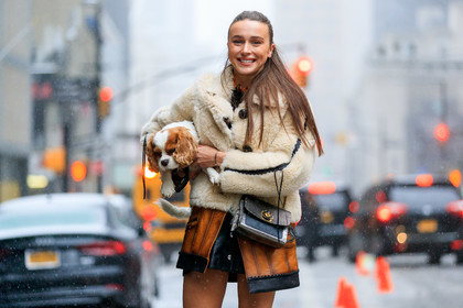 beige jacket, black bag, brown bag, camel jacket, leather bag, mary leest, shearling, street style, jonathan paciullo, frenchystyle, NYFW, NEW YORK, AUTUMN WINTER 2019-2020, AW 19-20, FALL WINTER 2019-2020, FW 19-20, FW, fashion week, atmosphere details, horizontal, detail