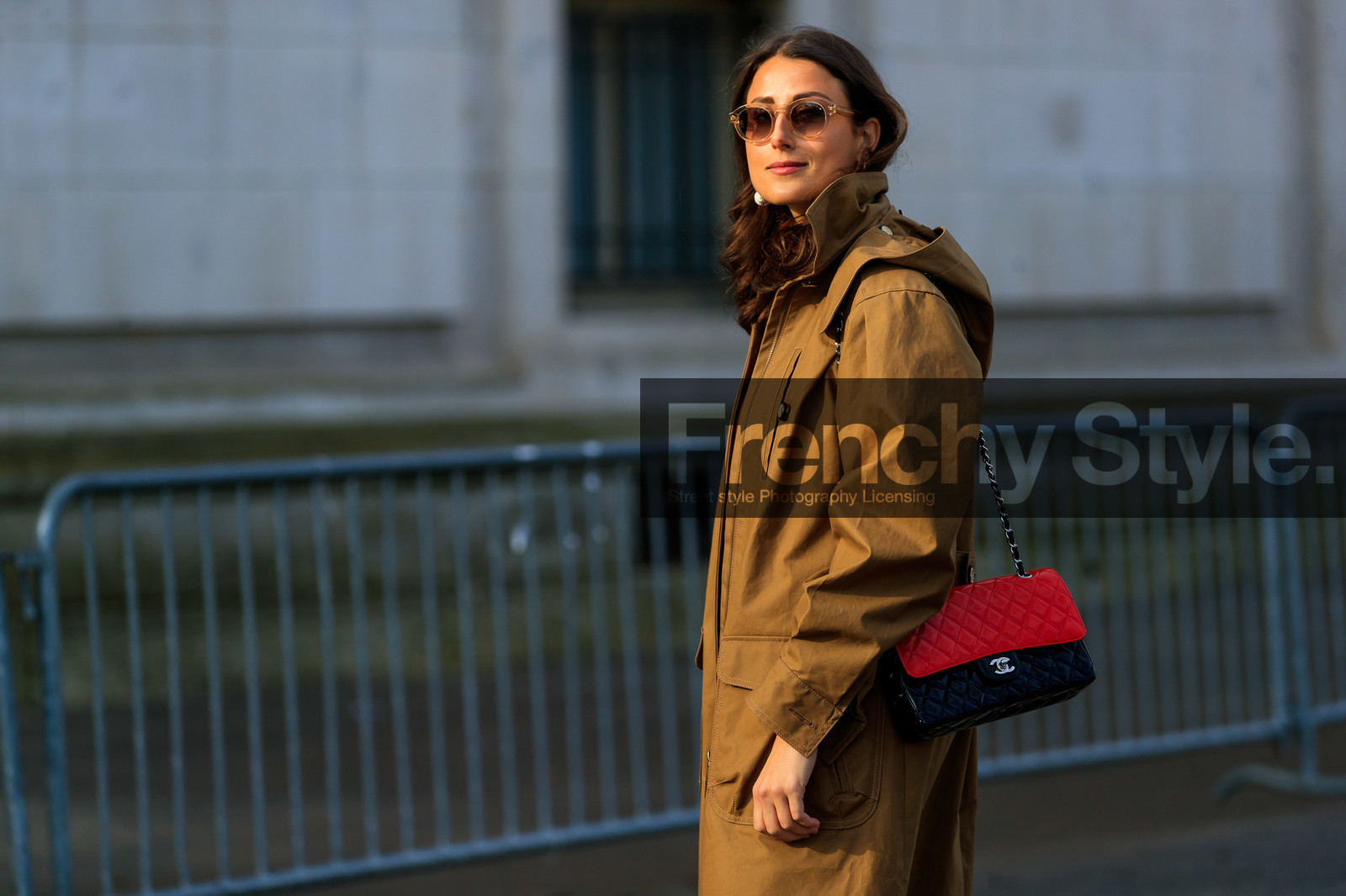 julia haghjoo, camel parka, red polish bag, black polish bag, shoulder bag, sheer sunglasses, round shape sunglasses, chanel bag, fashion week, frenchystyle, FW, jonathan paciullo, street style, PFW, PARIS, horizontal, atmosphere details, detail