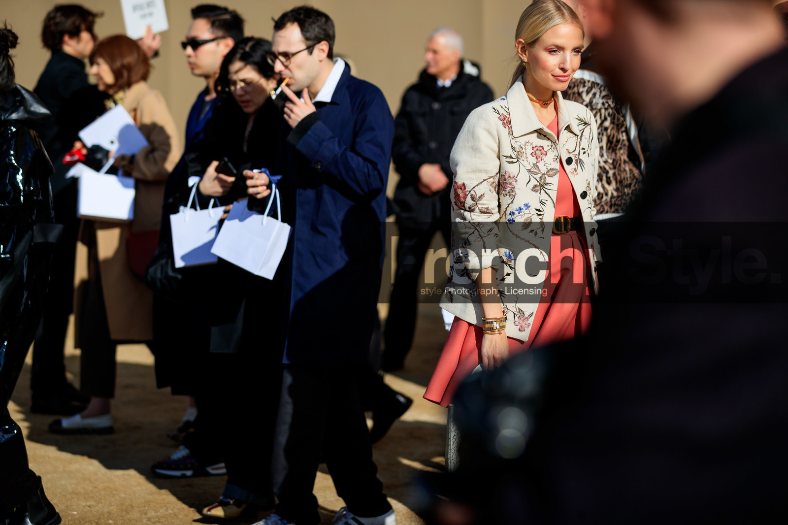 leonie hanne, pink dress, white jacket, white leather bag, letter printed bag, lady dior bag, belted dress, floral printed dress, black leather belt, dior bag, dior belt, dior dress, dior jacket, dior necklace, dior total look, golden necklace, golden bracelet, golden watch, golden rings, silvered watch, fendi watch, cartier bracelet, multi rings, golden chocker, fashion week, frenchystyle, FW, jonathan paciullo, street style, PFW, PARIS, AUTUMN WINTER 2020-2021, FALL WINTER 2020-2021, FW 20-21, horizontal, detail, atmosphere details