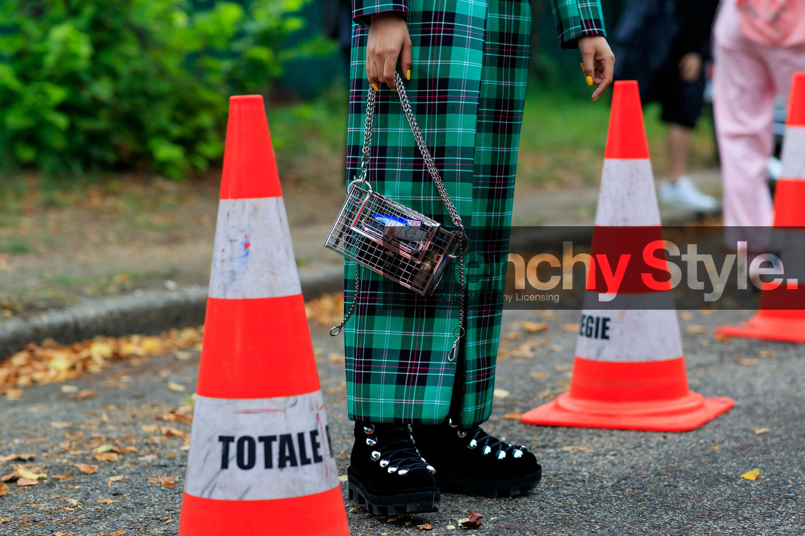 aleali may, metal bag, box bag, silvered bag, black suede boots, laced boots, legs detail, fashion week, frenchystyle, FW, jonathan paciullo, street style, SPRING SUMMER 2020, SS 20, PFW, PARIS, horizontal, atmosphere details, detail