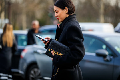 kim jones, black coat, black leather bag, quilted bag, bag detail, close up detail, golden buckle bag, chanel bag, fashion week, frenchystyle, FW, jonathan paciullo, street style, PFW, PARIS, horizontal, atmosphere details, detail