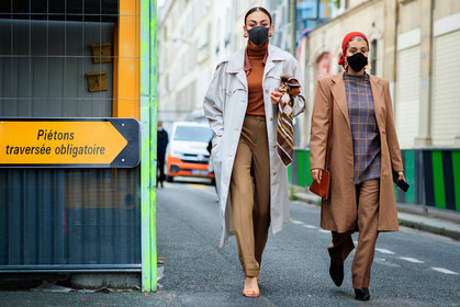 white trench coat, camel pullover, turtleneck pullover, silk shirt, beige leather sandals, brown scarf, chain printed scarf, golden earrings, hoop earrings, hair scarf, red scarf, knit scarf, dangling earrings, camel trenchcoat, camel pants, grey top, checked top, red eyeliner, red eyeshadow, strassed make up, covid face mask, fashion week, frenchystyle, FW, jonathan paciullo, street style, PFW, PARIS, SPRING SUMMER 2021, SS 21, horizontal, atmosphere details, full length