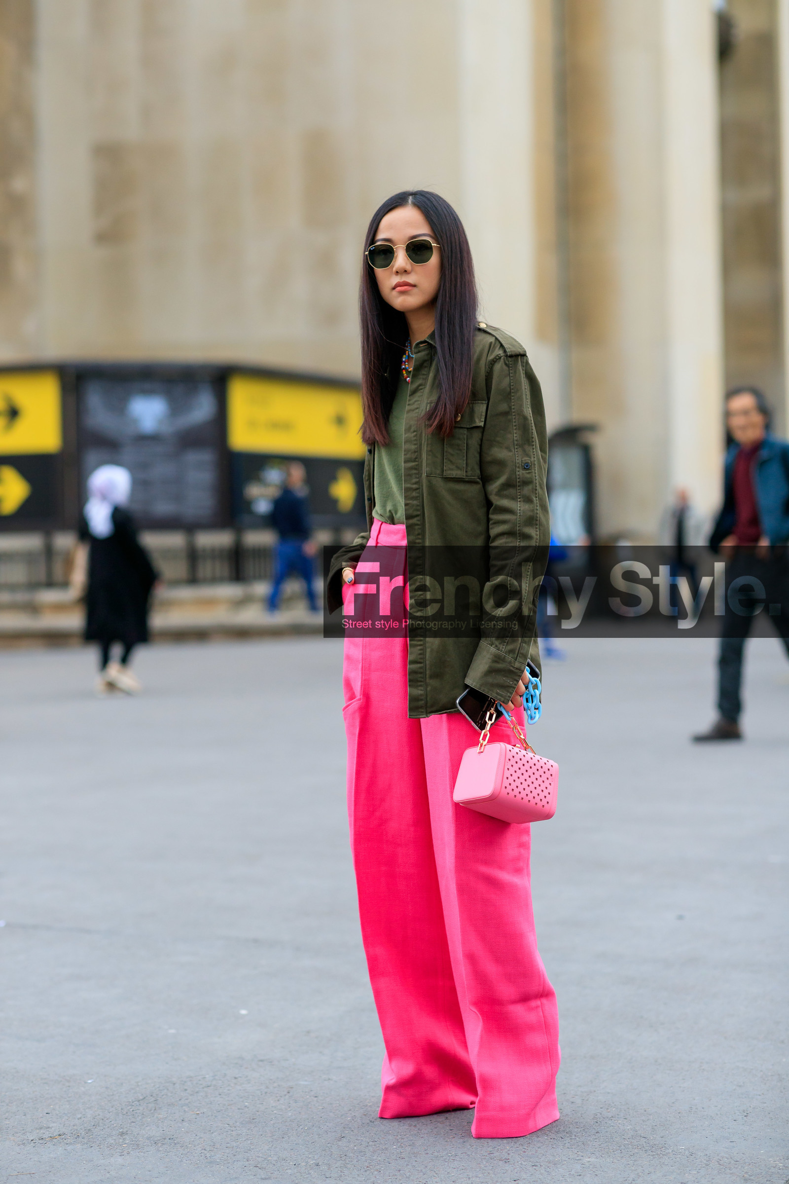 yoyo cao, kaki jacket, kaki t-shirt, pink pants, pink leather bag, box bag, openwork bag, flare pants, loose pants, military jacket, rayban sunglasses, metalic frame sunglasses, golden frame sunglasses, fashion week, frenchystyle, FW, jonathan paciullo, street style, SPRING SUMMER 2020, SS 20, PFW, PARIS, vertical, full length