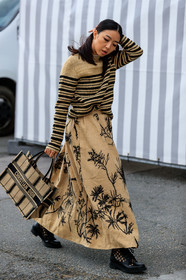 yuyu zhangzou, beige skirt, beige pullover, beige bag, long skirt, striped pullover, black skirt, black pullover, black bag, striped bag, floral printed skirt, dior bag, dior pullover, dior skirt, dior total look, shopping bag, hand bag, black leather boots, openwork boots, fishnet shoes, flat boots, laced boots, fashion week, frenchystyle, FW, jonathan paciullo, street style, PFW, PARIS, AUTUMN WINTER 2020-2021, FALL WINTER 2020-2021, FW 20-21, vertical, full length