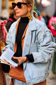 black turtleneck, blue denim, brown bag, denim jacket, denim pants, jeans, leather bag, loewe, sunglasses, street style, jonathan paciullo, FW, frenchystyle, fashion week, LFW, LONDON, AUTUMN WINTER 2018-2019, AW 18-19, FALL WINTER 2018-2019, FW 18-19, vertical, atmosphere details, detail