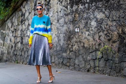 atmosphere details, blue sweater, fashion week, frenchystyle, full length, FW, giovanna battaglia, high heels, horizontal, jonathan paciullo, leather shoes, PARIS, PFW, pleated skirt, printed sweater, shiny shoes, shiny skirt, silver, silver shoes, silver skirt, SPRING SUMMER 2017, SS 17, street style, sunglasses, tie & die, turquoise, yellow