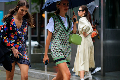 earrings, graphic dress, green bag, green dress, leather bag, necklace, printed dress, sleeveless, umbrella, white t shirt, fashion week, frenchystyle, FW, jonathan paciullo, street style, NEW YORK, NYFW, SPRING SUMMER 2020, SS 20, horizontal, atmosphere details, detail