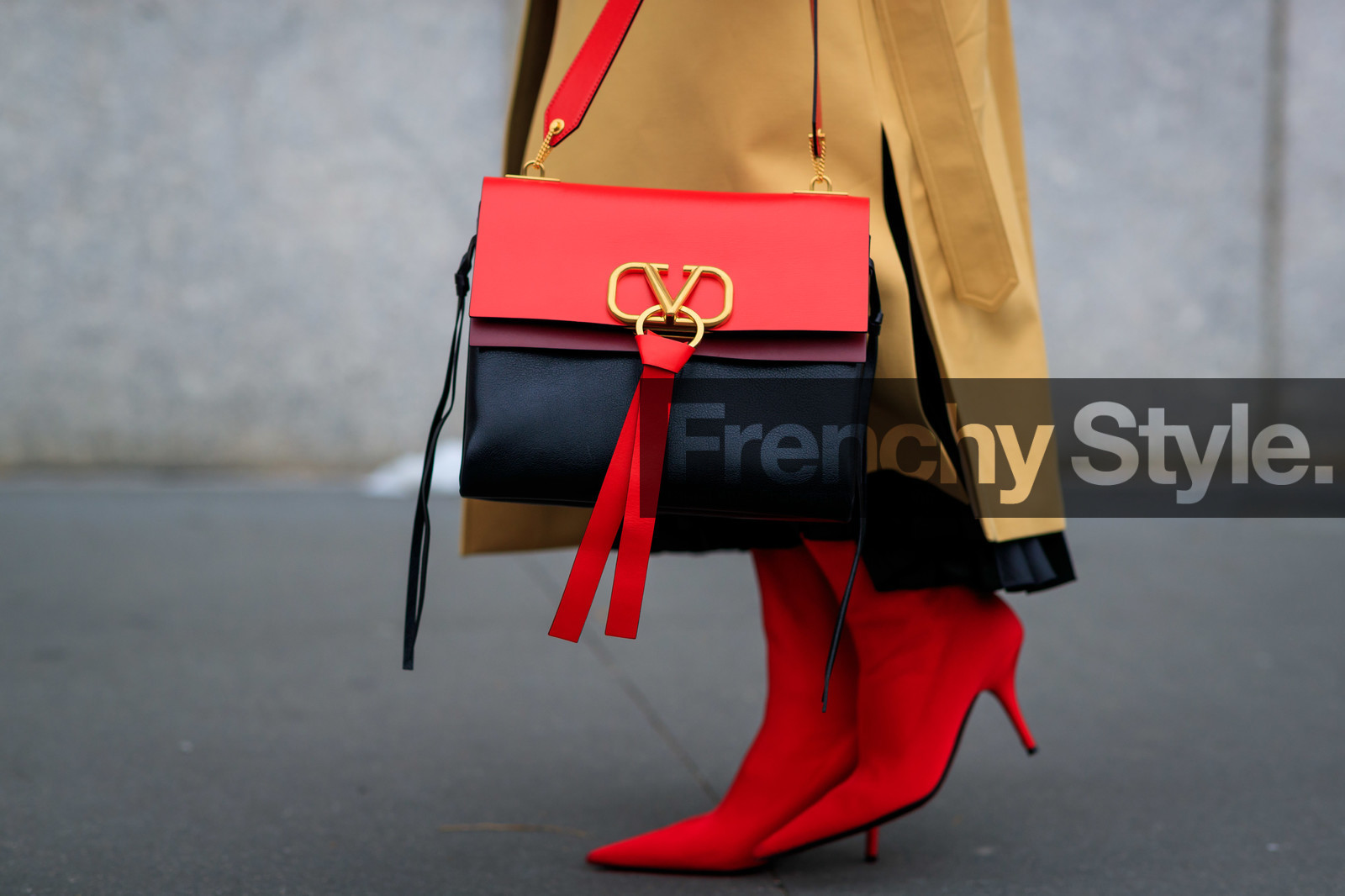 beige coat, black bag, graphic bag, high heels, joanna hillman, leather bag, leather shoes, printed bag, red bag, red boots, valentino, street style, jonathan paciullo, frenchystyle, NYFW, NEW YORK, AUTUMN WINTER 2019-2020, AW 19-20, FALL WINTER 2019-2020, FW 19-20, FW, fashion week, atmosphere details, horizontal, detail