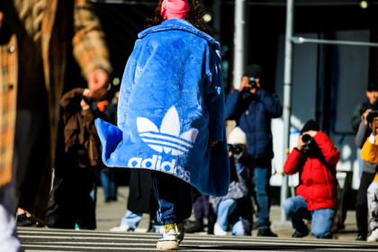 blue furry adidas coat, adidas logo, white sneakers, details, fashion week, frenchystyle, FW, jonathan paciullo, street style, NYFW, NEW YORK, AUTUMN WINTER 2022-2023, FALL WINTER 2022_2023, FW 22-23, atmosphere details, horizontal