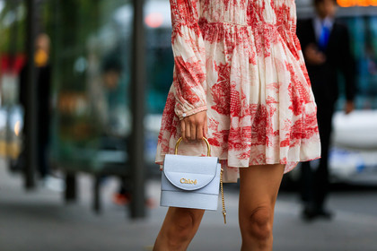 chloe dress, chloe bag, white leather bag, hand bag, animal skin bag, drape dress, white dress, red dress, printed dress, mini dress, long sleeves dress, close up detail, fashion week, frenchystyle, FW, jonathan paciullo, street style, SPRING SUMMER 2020, SS 20, PFW, PARIS, horizontal, atmosphere details, detail