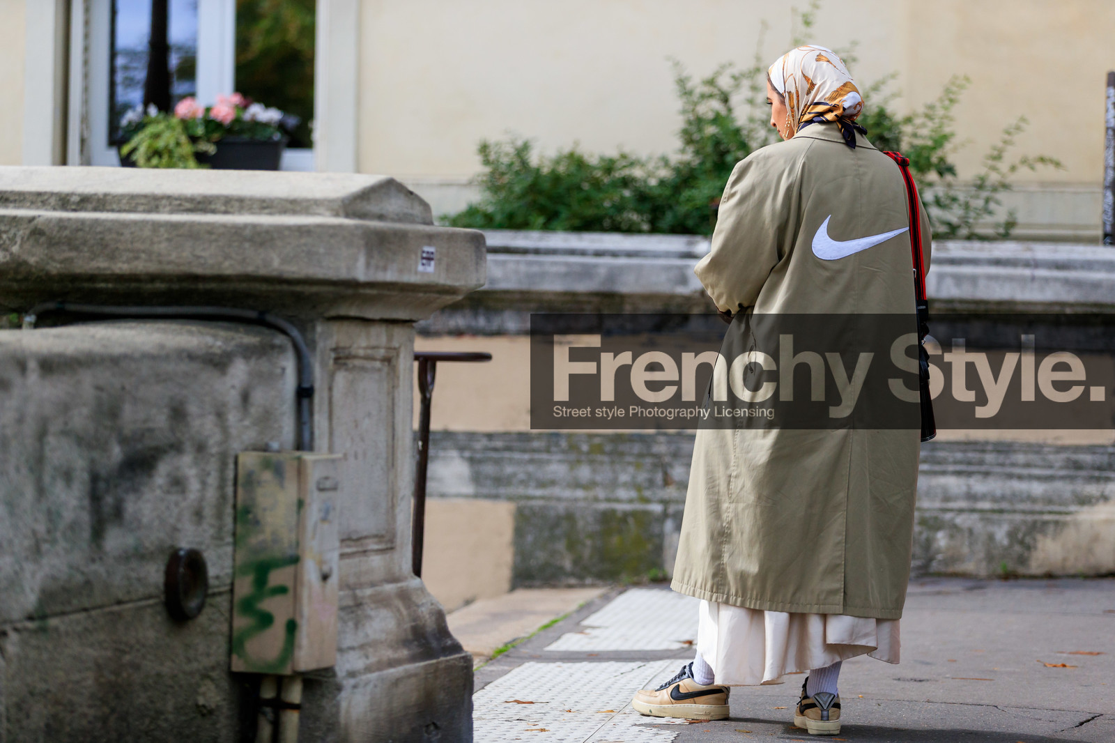nike shoes, nike jacket, light beige trench coat, hair scarf, white scarf, silk scarf, floral printed scarf, beige leather sneakers, PARIS, PFW, SPRING SUMMER 2020, SS 20, fashion week, frenchystyle, FW, jonathan paciullo, street style, horizontal, atmosphere details, full length