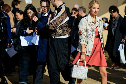 leonie hanne, pink dress, white jacket, white leather bag, letter printed bag, lady dior bag, belted dress, floral printed dress, black leather belt, dior bag, dior belt, dior dress, dior jacket, dior necklace, dior total look, golden necklace, golden bracelet, golden watch, golden rings, silvered watch, fendi watch, cartier bracelet, multi rings, golden chocker, fashion week, frenchystyle, FW, jonathan paciullo, street style, PFW, PARIS, AUTUMN WINTER 2020-2021, FALL WINTER 2020-2021, FW 20-21, horizontal, detail, atmosphere details