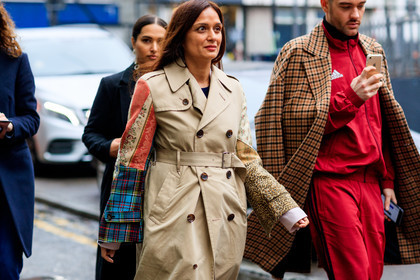beige coat, brown coat, checked, graphic jacket, over the shoulder, plaid, printed jacket, red jacket, red pants, sweatpants, tartan, trench coat, street style, jonathan paciullo, FW, frenchystyle, fashion week, LFW, LONDON, AUTUMN WINTER 2018-2019, AW 18-19, FALL WINTER 2018-2019, FW 18-19, horizontal, atmosphere details, detail