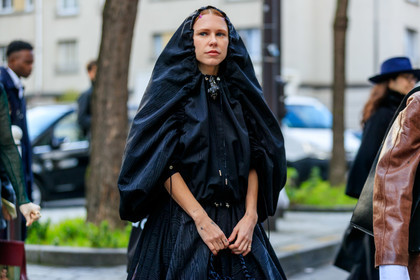 courtney trop, black dress, black jacket, black scarf, hair scarf, brocart jacket, brocart dress, zipped dress, zipped jacket, hair clip, shell necklace, balloon sleeves, marine serre dress, fashion week, frenchystyle, FW, jonathan paciullo, street style, PFW, PARIS, AUTUMN WINTER 2020-2021, FALL WINTER 2020-2021, FW 20-21, horizontal, detail, atmosphere details