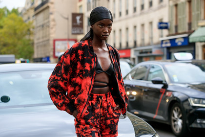 model, tie and dye jacket, tie and dye pants, tie and dye suit, red jacket, red bombers, red pants, jogging pants, black bra, hair scarf, black scarf, cropped top, make up, make up details, studs make up, strassed make up, close up detail, fashion week, frenchystyle, FW, jonathan paciullo, street style, SPRING SUMMER 2020, SS 20, PFW, PARIS, horizontal, atmosphere details, detail