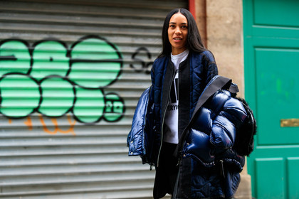 blue jacket, down jacket, high boots, maison martin margiela, off the shoulder, tabi shoes, white t shirt, street style, jonathan paciullo, FW, frenchystyle, fashion week, PFW, PARIS, AUTUMN WINTER 2018-2019, FALL WINTER 2018-2019, FW 18-19, horizontal, atmosphere details, alealy, aleali may