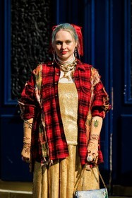 red bow, dyed hair, blue hair, plaid shirt, red shirt, sparkling dress, golden dress, long dress, louis vuitton bag, printed bag, golden necklace, animak choker, pearl strass earrings, marine serre globes, multiple rings, white turle neck, kristen bateman, street style, jonathan paciullo, FW, frenchystyle, fashion week, AUTUMN WINTER 2022-2023, FALL WINTER 2022_2023, FW 22-23, PFW, PARIS, vertical, detail