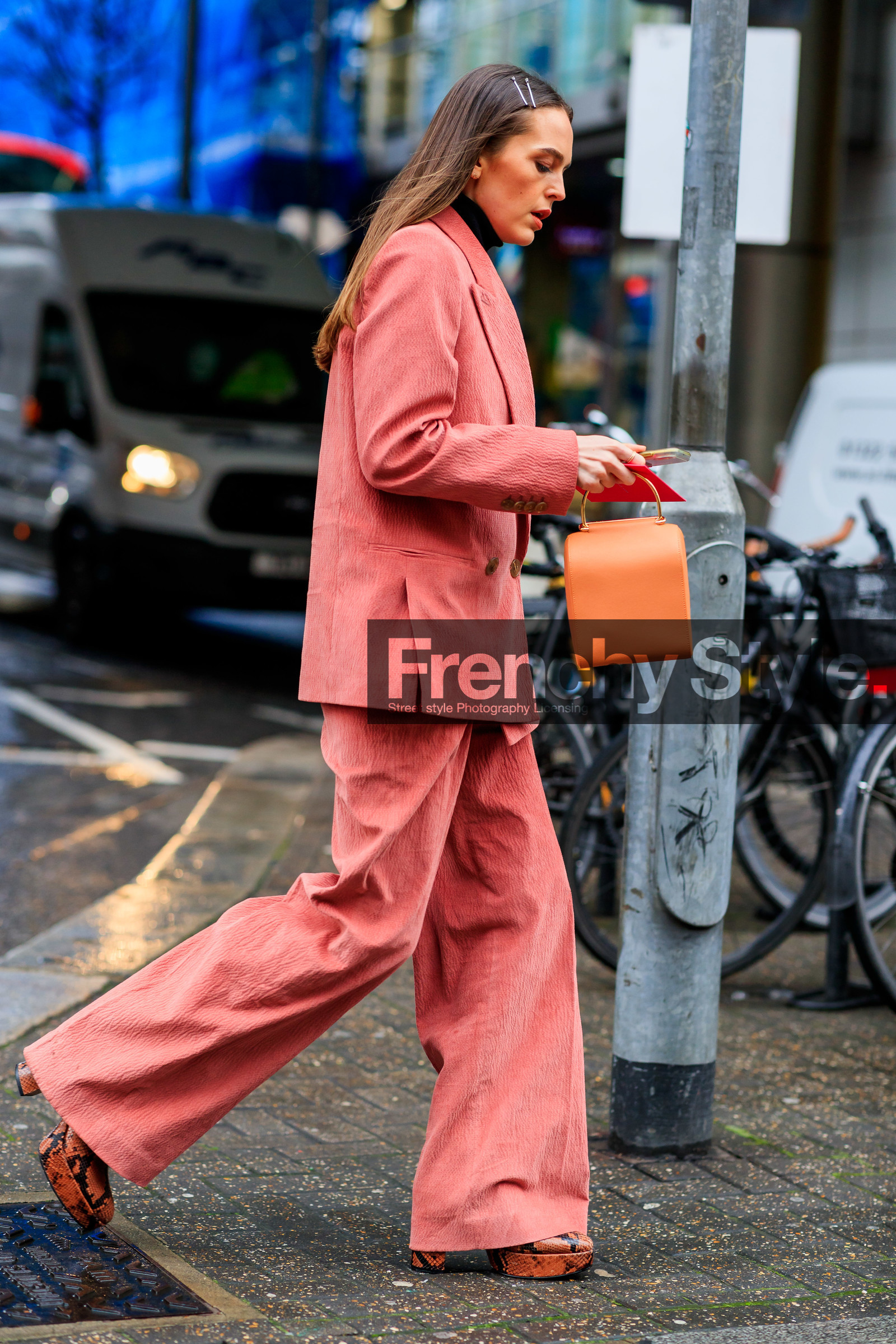 blazer, brown shoes, camel bag, high heels, leather bag, leather shoes, pink jacket, pink pants, pink suit, trousers, LONDON, LFW, fashion week, frenchystyle, FW, jonathan paciullo, street style, AUTUMN WINTER 2019-2020, AW 19-20, FW 19-20, FALL WINTER 2019-2020, vertical, full length