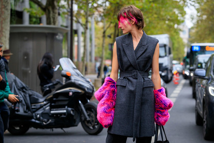 model, sara blomqvist, hair details, feather details, pink feathers, pink fur, dark grey jacket, sleeveless jacket, belted jacket, fashion week, frenchystyle, FW, jonathan paciullo, street style, SPRING SUMMER 2020, SS 20, PFW, PARIS, horizontal, atmosphere details, detail