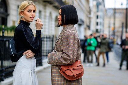 brown bag, brown coat, checked, graphic jacket, houndstooth pattern, leather bag, loewe, plaid, printed jacket, black bag, black top, fanny pack, trousers, white pants, wide pants, street style, jonathan paciullo, FW, frenchystyle, fashion week, LFW, LONDON, AUTUMN WINTER 2018-2019, AW 18-19, FALL WINTER 2018-2019, FW 18-19, horizontal, atmosphere details, detail, Tiffany Hsu, caro daur
