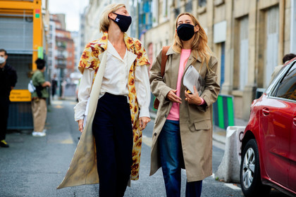 alexandra golovanoff, elizabeth von der goltz, beige trench coat, pink pullover, yellow jacket, floral printed jacket, sleeveless jacket, long jacket, blue jeans, denim, covid face mask, fashion week, frenchystyle, FW, jonathan paciullo, street style, PFW, PARIS, SPRING SUMMER 2021, SS 21, horizontal, atmosphere details, detail