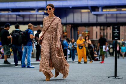 amanda alagem, brown dress, camel bag, camel boots, floral, flowers, graphic dress, high heels, leather bag, leather shoes, loewe, printed dress, sunglasses, tone on tone, total look brown, street style, jonathan paciullo, FW, frenchystyle, fashion week, NEW YORK, NYFW, SPRING SUMMER 2020, SS 20, horizontal, atmosphere details, full length