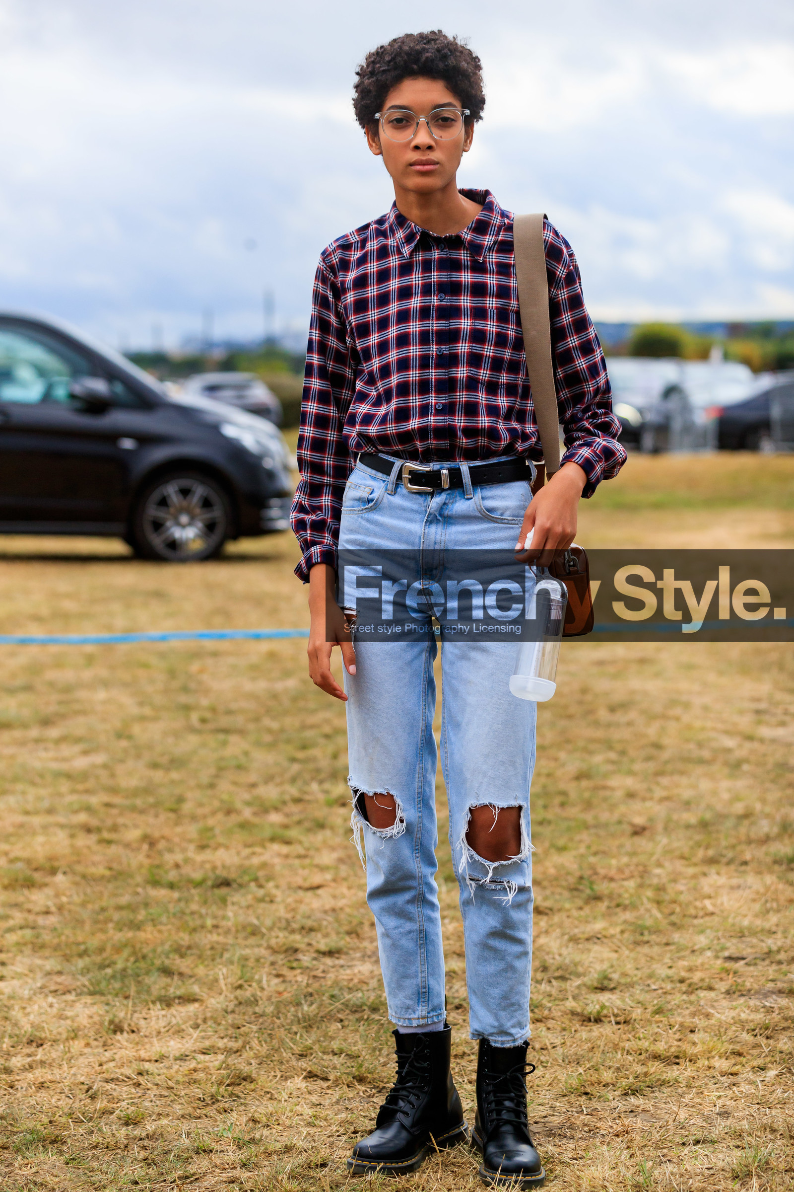 model, sheer glasses, red shirt, black shirt, checked shirt, light blue jeans, denim, used jeans, camel leather bag, black leather belt, cowboy belt, black leather boots, laced boots, doc marteens shoes, fashion week, frenchystyle, FW, jonathan paciullo, street style, SPRING SUMMER 2020, SS 20, PFW, PARIS, vertical, full length