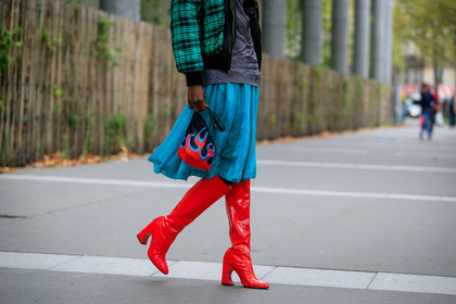 model, red polish boots, high boots, high heels boots, light blue skirt, mid long skirt, pleated skirt, prada bag, hand bag, fire printed bag, black bag, bucket bag, red bag, printed bag, back details, legs detail, shoes detail, fashion week, frenchystyle, FW, jonathan paciullo, street style, SPRING SUMMER 2020, SS 20, PFW, PARIS, horizontal, atmosphere details, detail