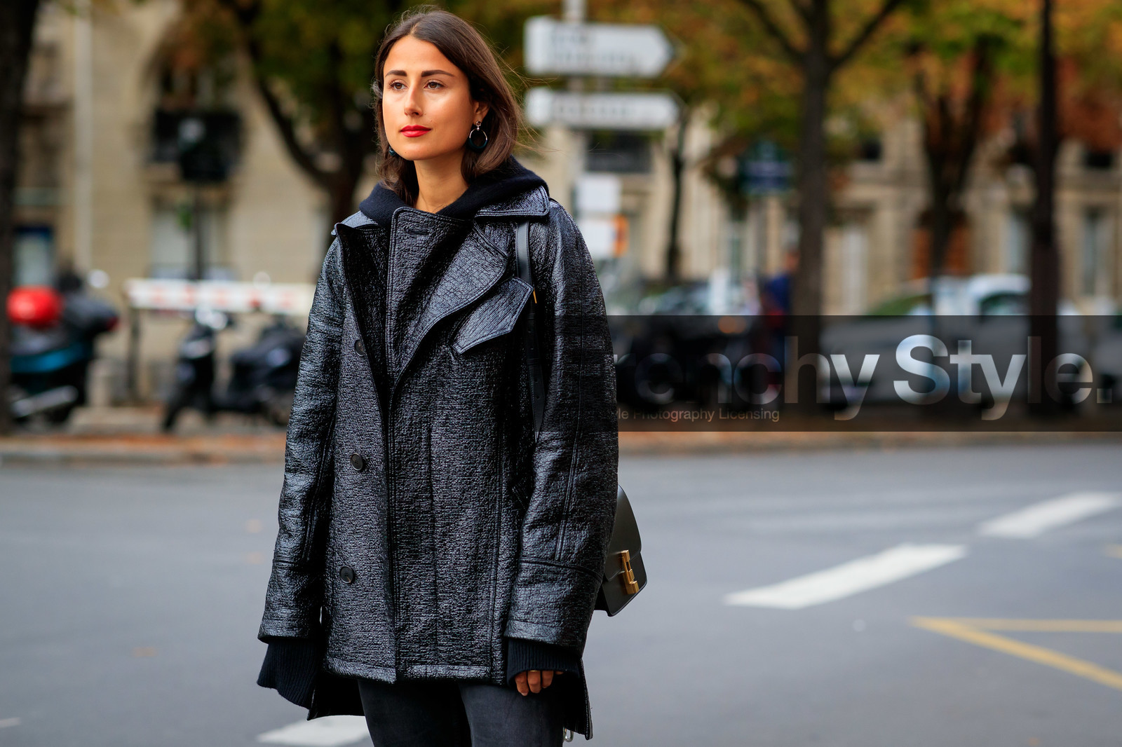 julia haghjoo, vinyl jacket, black jacket, black leather bag, black jeans, black total look, dior pants, black hoodie, fashion week, frenchystyle, FW, jonathan paciullo, street style, SPRING SUMMER 2020, SS 20, PFW, PARIS, horizontal, atmosphere details, detail