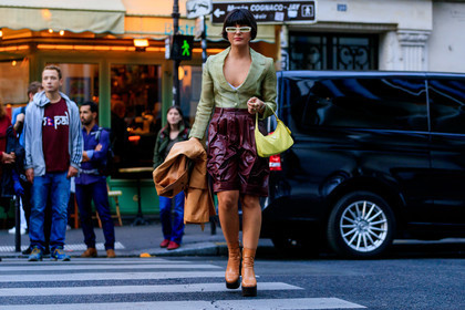 maria bernad, white sunglasses, futurist shape sunglasses, light green blouse, low necked blouse, yellow bag, hand bag, prada bag, burgundy leather shorts, panthere cartier watch, cartier watch, silvered watch, golden watch, camel leather boots, low boots, platform shoes, fashion week, frenchystyle, FW, jonathan paciullo, street style, SPRING SUMMER 2020, SS 20, PFW, PARIS, horizontal, atmosphere details, full length