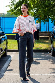 black heels, black jeans, boos t-shirt, dark red lips, denim, heels, jeans, large jeans, leather heels, Maeva Marshall, open toe, stripes, striped t-shirt, fashion week, frenchystyle, FW, jonathan paciullo, street style, MFW, MILAN, SPRING SUMMER 2022, SS 22, vertical, full length