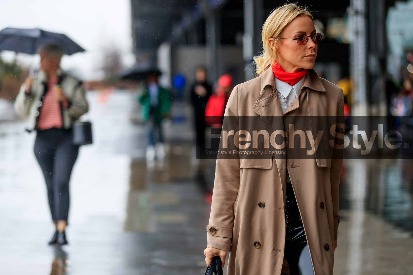 beige coat, red sweater, sunglasses, trousers, turtleneck sweater, street style, jonathan paciullo, FW, frenchystyle, fashion week, NYFW, NEW YORK, AUTUMN WINTER 2018-2019, AW 18-19, FALL WINTER 2018-2019, FW 18-19, atmosphere details, horizontal, detail