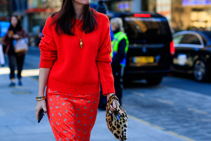 animal print, fur bag, graphic skirt, leather bag, leopard print, printed skirt, red skirt, red sweater, street style, jonathan paciullo, FW, frenchystyle, fashion week, LFW, LONDON, AUTUMN WINTER 2018-2019, AW 18-19, FALL WINTER 2018-2019, FW 18-19, horizontal, atmosphere details, detail, Kat Collings