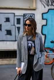 grey pants, blazer, grey blazer, maxmara look, print, printed blazer, printed t-shirt, sunglasses, tartan blazer, fashion week, frenchystyle, FW, jonathan paciullo, street style, MFW, MILAN, SPRING SUMMER 2022, SS 22, vertical, atmosphere details, detail