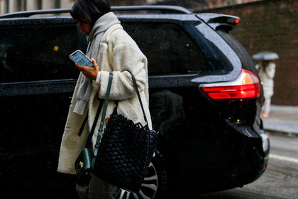 black bag, green bag, grey scarf, leather bag, white coat, street style, jonathan paciullo, frenchystyle, NYFW, NEW YORK, AUTUMN WINTER 2019-2020, AW 19-20, FALL WINTER 2019-2020, FW 19-20, FW, fashion week, atmosphere details, horizontal, detail