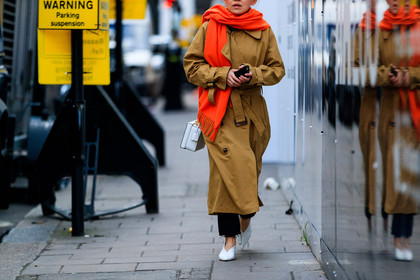 camel coat, high heels, leather bag, leather shoes, red scarf, white bag, white shoes, street style, jonathan paciullo, FW, frenchystyle, fashion week, LFW, LONDON, AUTUMN WINTER 2018-2019, AW 18-19, FALL WINTER 2018-2019, FW 18-19, horizontal, atmosphere details, detail