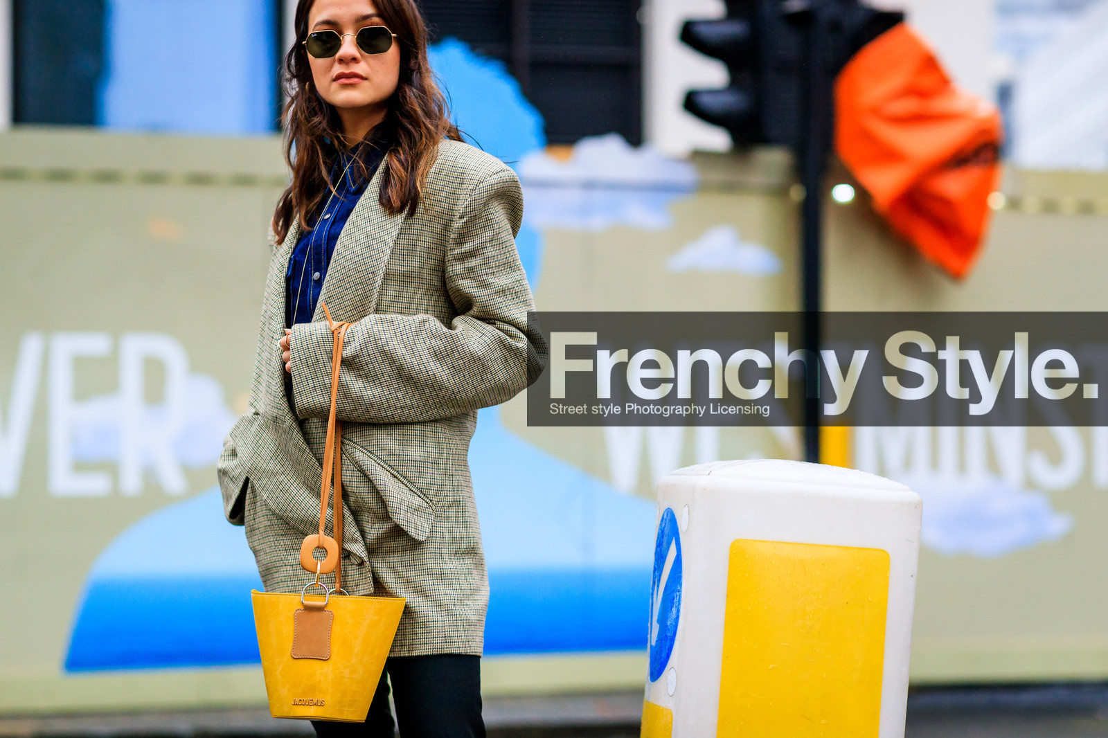 beige jacket, blue denim, denim shirt, leather bag, sunglasses, yellow bag, street style, jonathan paciullo, FW, frenchystyle, fashion week, LFW, LONDON, AUTUMN WINTER 2018-2019, AW 18-19, FALL WINTER 2018-2019, FW 18-19, horizontal, atmosphere details, detail, anna rosa vitiello