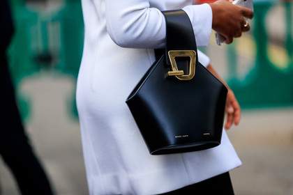 black bag, graphic bag, leather bag, white jacket, street style, jonathan paciullo, FW, frenchystyle, fashion week, LFW, LONDON, AUTUMN WINTER 2018-2019, AW 18-19, FALL WINTER 2018-2019, FW 18-19, horizontal, atmosphere details, detail