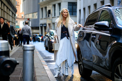 brown belt, Fur coat, high boots, high heels, kate davidson hudson, leather bag, leather belt, leather shoes, pleated skirt, shearling, white bag, white boots, white coat, white fur, white skirt, street style, jonathan paciullo, frenchystyle, NYFW, NEW YORK, AUTUMN WINTER 2019-2020, AW 19-20, FALL WINTER 2019-2020, FW 19-20, FW, fashion week, atmosphere details, horizontal, full length