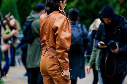 back details, camel leather top, button top, balloon sleeves, camel leather pants, pearl earrings, hoop earrings, fashion week, frenchystyle, FW, jonathan paciullo, street style, SPRING SUMMER 2020, SS 20, PFW, PARIS, horizontal, atmosphere details, detail