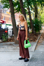 beige top, black shoes, brown skirt, graphic top, green bag, high waist, leather bag, leather shoes, printed top, totême, street style, jonathan paciullo, FW, frenchystyle, fashion week, NEW YORK, NYFW, SPRING SUMMER 2020, SS 20, vertical, full length