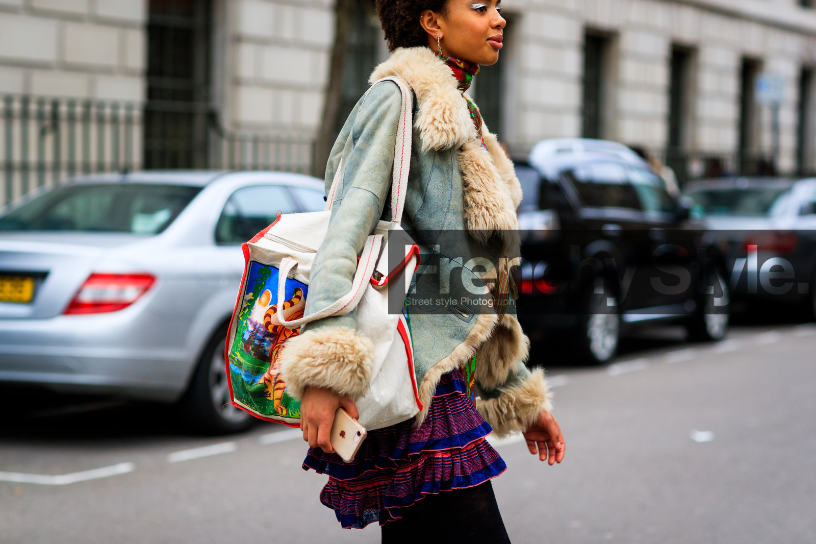 graphic bag, graphic skirt, leather bag, printed bag, printed skirt, red skirt, ruffles, shearling, white bag, street style, jonathan paciullo, FW, frenchystyle, fashion week, LFW, LONDON, AUTUMN WINTER 2018-2019, AW 18-19, FALL WINTER 2018-2019, FW 18-19, horizontal, atmosphere details, detail