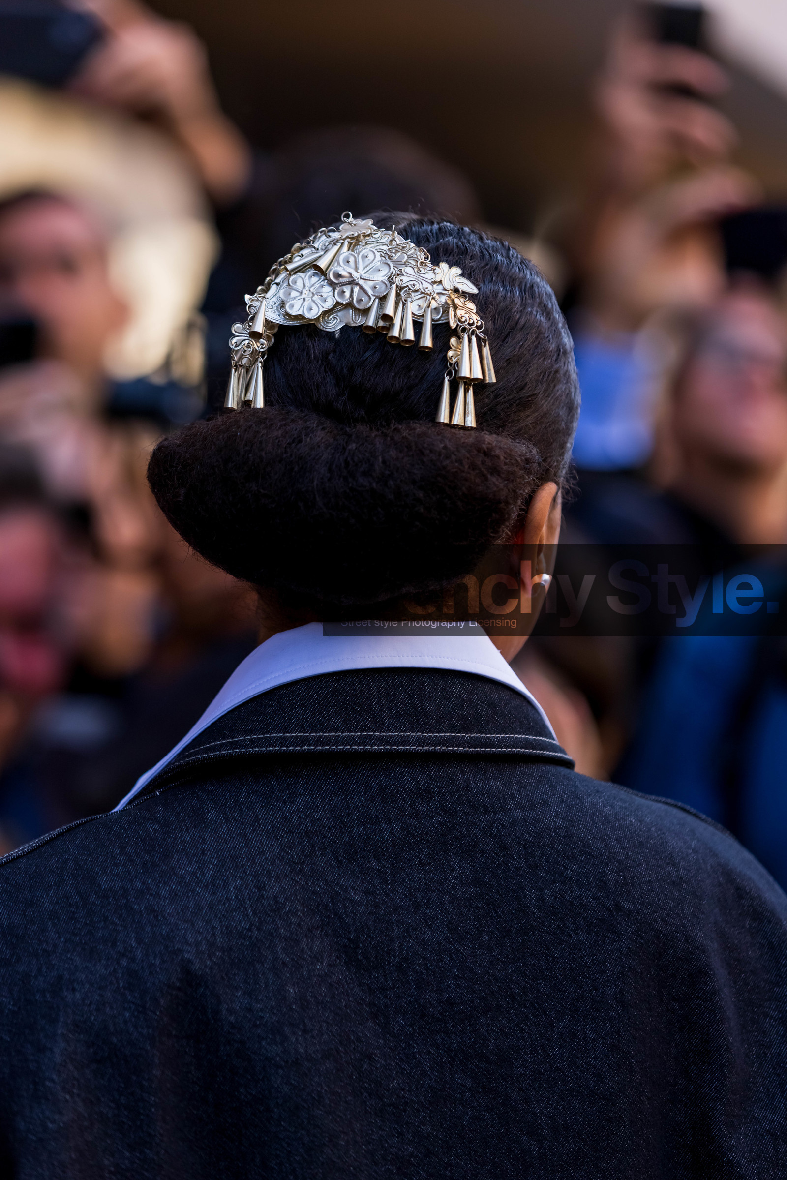 back detail, bun, hair accessorize, hair brooch, hair detail, hair style, jewellery, statement barrette, fashion week, frenchystyle, FW, jonathan paciullo, street style, MFW, MILAN, SPRING SUMMER 2022, SS 22, vertical, atmosphere details, detail