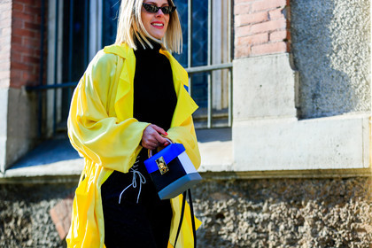 black pants, black turtleneck, blue bag, graphic bag, leather bag, printed bag, sunglasses, trousers, yellow coat, street style, jonathan paciullo, FW, frenchystyle, fashion week, PFW, PARIS, AUTUMN WINTER 2018-2019, FALL WINTER 2018-2019, FW 18-19, horizontal, atmosphere details, sofie valkiers