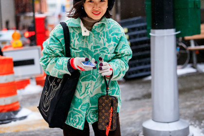 acne studios, beige gloves, black bag, brown bag, floral, flowers, graphic bag, graphic jacket, green jacket, leather bag, louis vuitton, monogram, printed bag, printed jacket, tote bag, street style, jonathan paciullo, frenchystyle, NYFW, NEW YORK, AUTUMN WINTER 2019-2020, AW 19-20, FALL WINTER 2019-2020, FW 19-20, FW, fashion week, atmosphere details, horizontal, detail