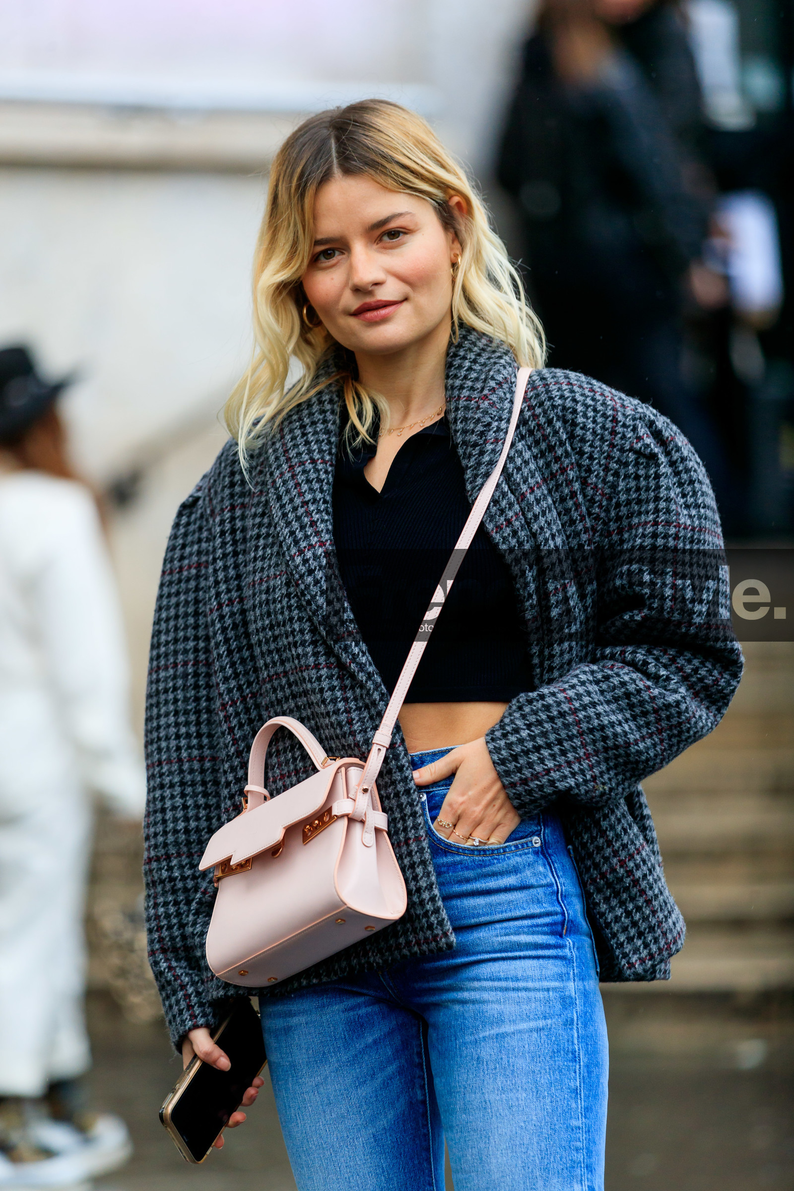 sabina socol, grey jacket, checked jacket, balloon sleeves, blue jeans, denim, delvaux bag, crossbody bag, light pink leather bag, black top, cropped top, fashion week, frenchystyle, FW, jonathan paciullo, street style, PFW, PARIS, vertical, atmosphere details, detail