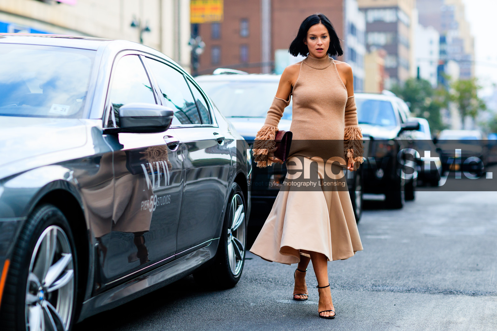 atmosphere details, beige, beige skirt, beige sweater, black, black sandals, bordeaux, burgundy, fashion week, frenchystyle, full length, FW, high heels, horizontal, jonathan paciullo, leather clutch, leather shoes, leigh lezark, NEW YORK, NYFW, red clutch, SPRING SUMMER 2017, SS 17, street style, tone on tone, total look beige, woman
