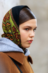 model, hair scarf, black scarf, green scarf, cachemere printed scarf, nude make up, close up detail, make up, make up details, fashion week, frenchystyle, FW, jonathan paciullo, street style, PFW, PARIS, vertical, atmosphere details, detail