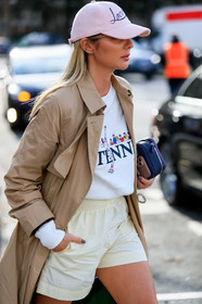 beige trench coat, light pink cap, lacoste cap, white sweatshirt, white shorts, letter embroidered sweatshirt, blue leather bag, lacoste bag, fashion week, frenchystyle, FW, jonathan paciullo, street style, PFW, PARIS, vertical, atmosphere details, detail